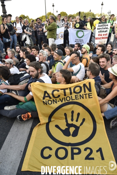 Action blocage du pont de Tolbiac en marge de la Marche pour le climat 2019, à Paris. Walk for the climate.