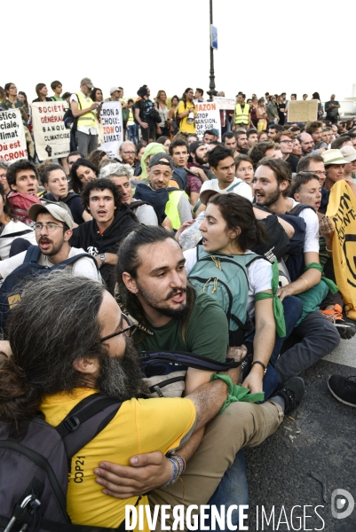 Action blocage du pont de Tolbiac en marge de la Marche pour le climat 2019, à Paris. Walk for the climate.