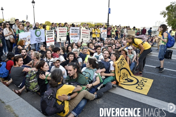 Action blocage du pont de Tolbiac en marge de la Marche pour le climat 2019, à Paris. Walk for the climate.