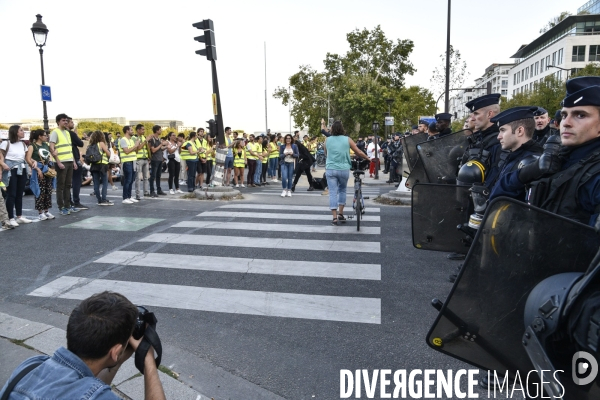 Action blocage du pont de Tolbiac en marge de la Marche pour le climat 2019, à Paris. Walk for the climate.