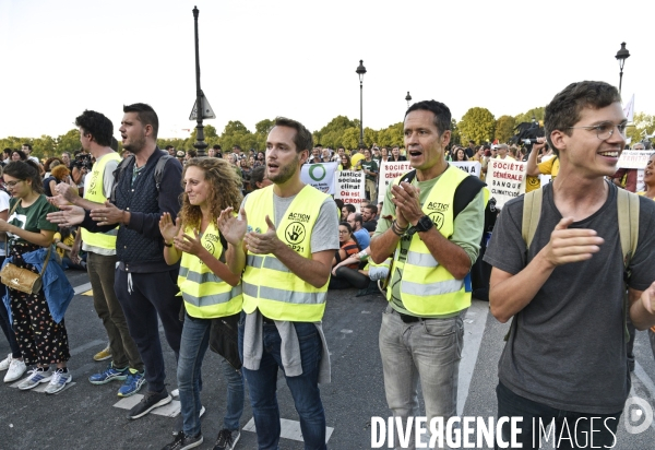 Action blocage du pont de Tolbiac en marge de la Marche pour le climat 2019, à Paris. Walk for the climate.