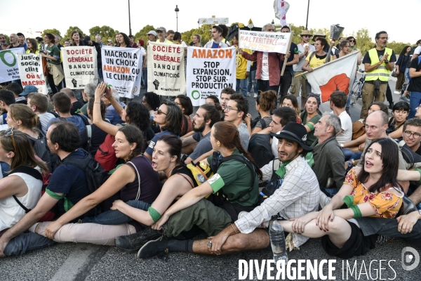 Action blocage du pont de Tolbiac en marge de la Marche pour le climat 2019, à Paris. Walk for the climate.