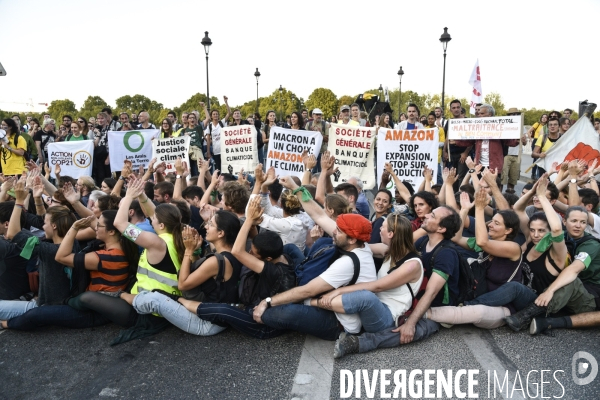 Action blocage du pont de Tolbiac en marge de la Marche pour le climat 2019, à Paris. Walk for the climate.