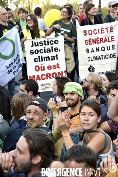 Action blocage du pont de Tolbiac en marge de la Marche pour le climat 2019, à Paris. Walk for the climate.