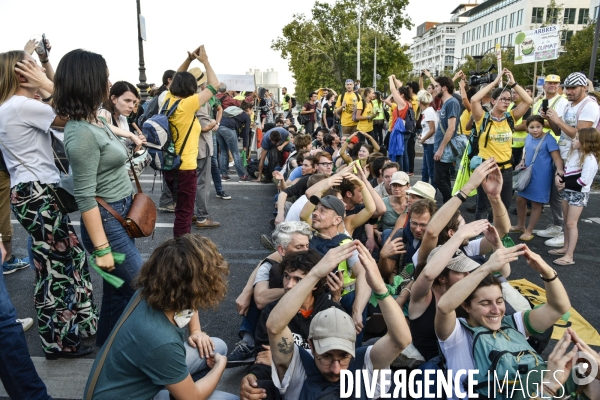 Action blocage du pont de Tolbiac en marge de la Marche pour le climat 2019, à Paris. Walk for the climate.