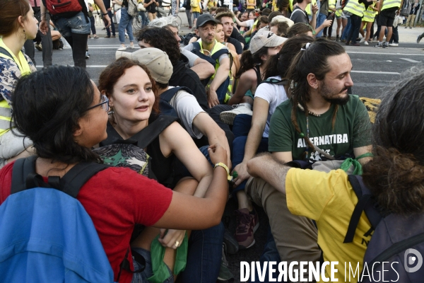 Action blocage du pont de Tolbiac en marge de la Marche pour le climat 2019, à Paris. Walk for the climate.