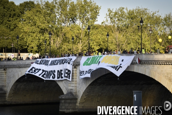 Action blocage du pont de Tolbiac en marge de la Marche pour le climat 2019, à Paris. Walk for the climate.