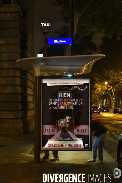 Cause animale : affichage dans les abribus parisiens de l association 269 Life avec pour message  Rien ne ressemble plus à un camp d extermination qu un abattoir. Animals rights.