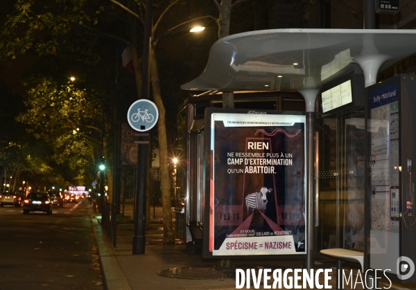 Cause animale : affichage dans les abribus parisiens de l association 269 Life avec pour message  Rien ne ressemble plus à un camp d extermination qu un abattoir. Animals rights.