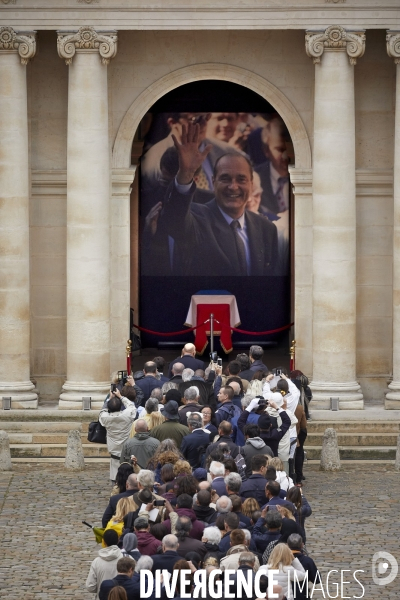 Le public rend un dernier hommage aux Invalides à Jacques Chirac