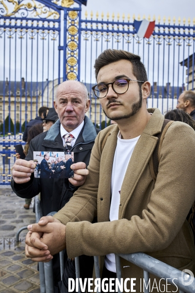 Le public rend un dernier hommage aux Invalides à Jacques Chirac