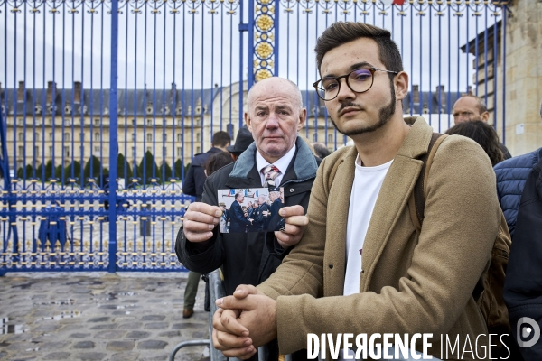 Le public rend un dernier hommage aux Invalides à Jacques Chirac