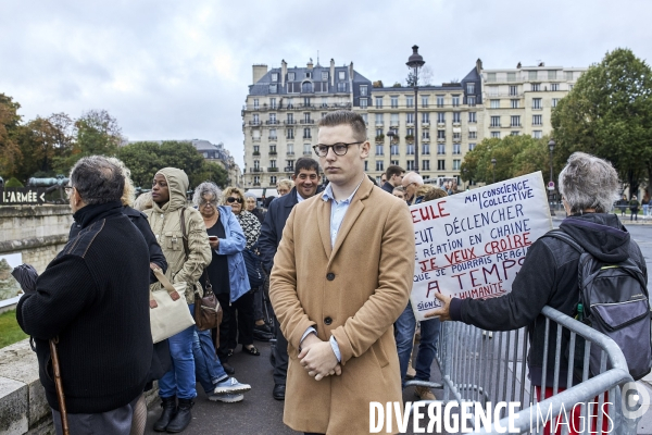 Le public rend un dernier hommage aux Invalides à Jacques Chirac