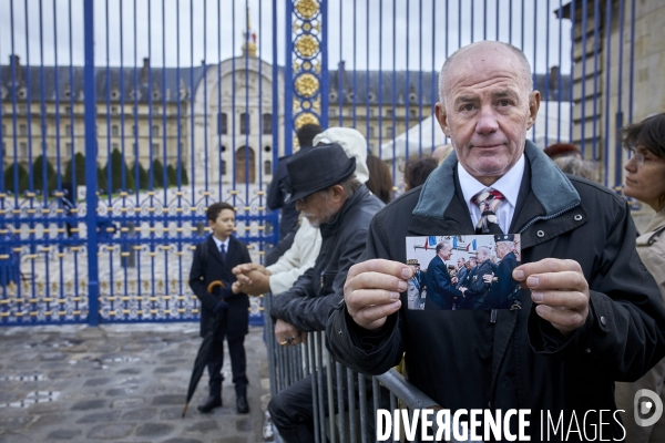 Le public rend un dernier hommage aux Invalides à Jacques Chirac