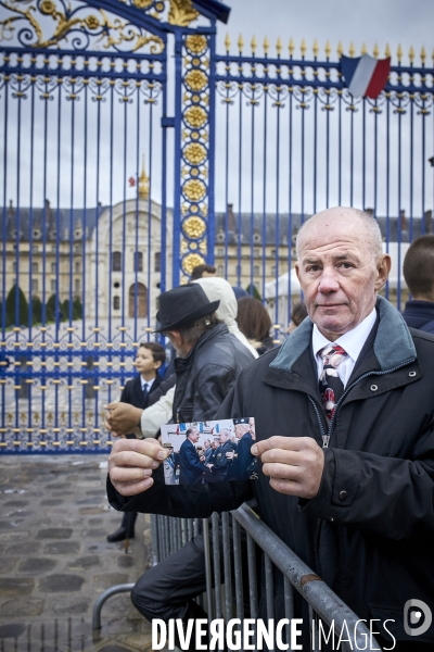 Le public rend un dernier hommage aux Invalides à Jacques Chirac