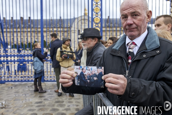 Le public rend un dernier hommage aux Invalides à Jacques Chirac