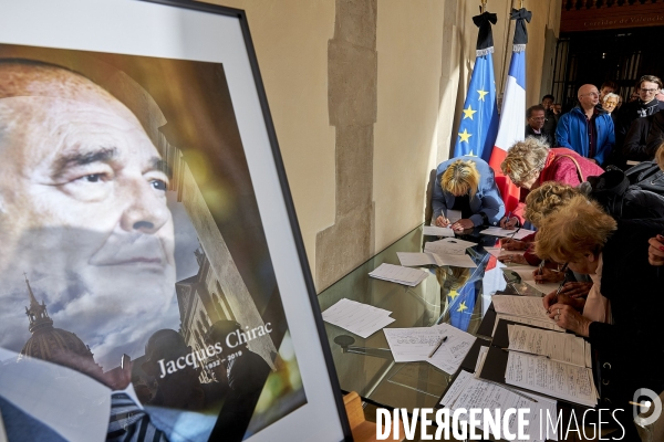 Le public rend un dernier hommage aux Invalides à Jacques Chirac