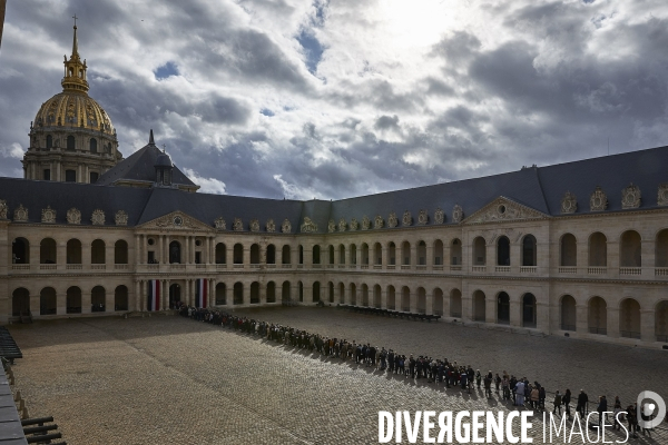 Le public rend un dernier hommage aux Invalides à Jacques Chirac