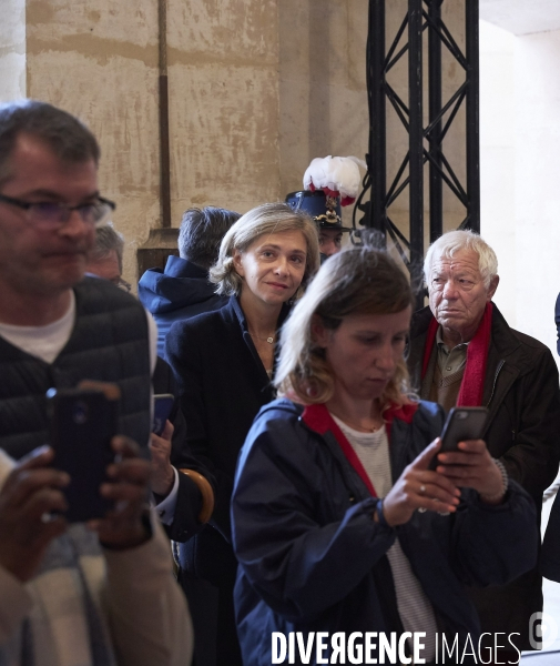 Le public rend un dernier hommage aux Invalides à Jacques Chirac