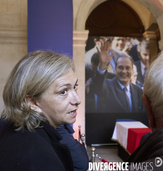 Le public rend un dernier hommage aux Invalides à Jacques Chirac