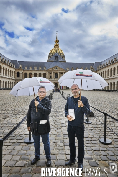 Le public rend un dernier hommage aux Invalides à Jacques Chirac