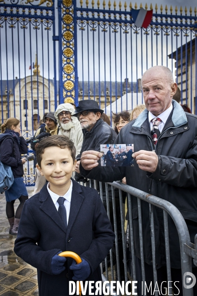 Le public rend un dernier hommage aux Invalides à Jacques Chirac