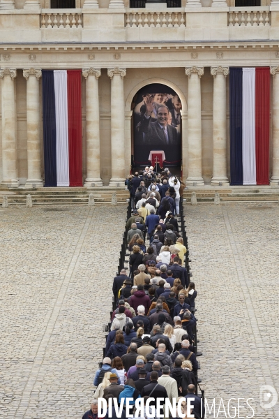 Le public rend un dernier hommage aux Invalides à Jacques Chirac