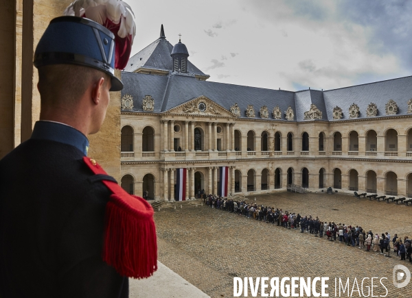 Le public rend un dernier hommage aux Invalides à Jacques Chirac