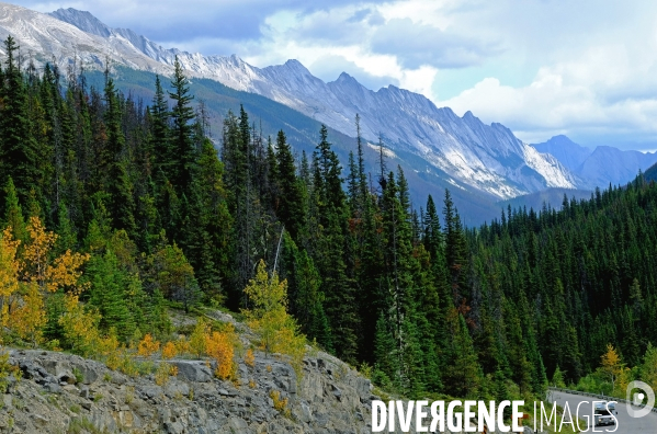 Glaciers, chutes, fleuves et lacs dans les Rocheuses canadiennes