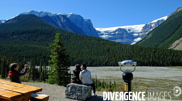 Glaciers, chutes, fleuves et lacs dans les Rocheuses canadiennes