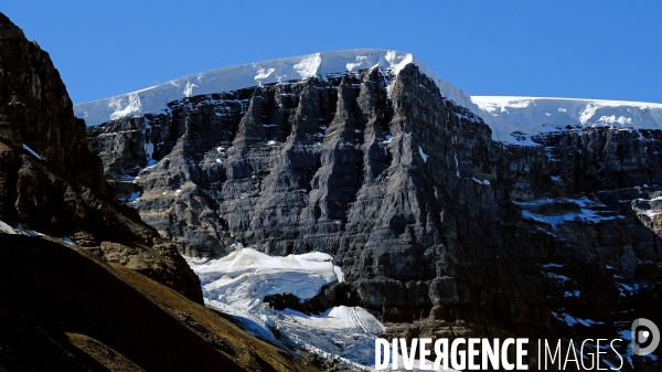 Glaciers, chutes, fleuves et lacs dans les Rocheuses canadiennes