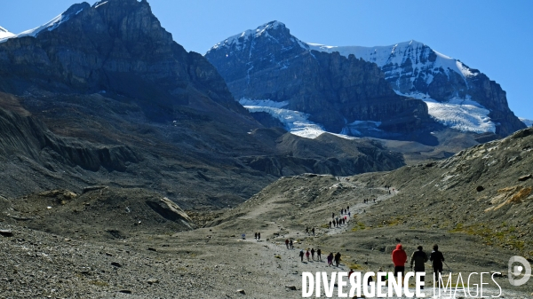 Glaciers, chutes, fleuves et lacs dans les Rocheuses canadiennes