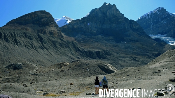 Glaciers, chutes, fleuves et lacs dans les Rocheuses canadiennes