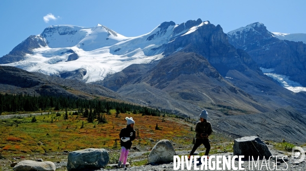 Glaciers, chutes, fleuves et lacs dans les Rocheuses canadiennes