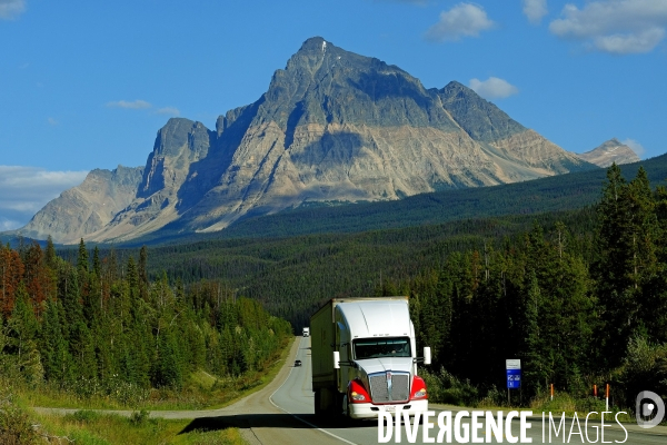 Glaciers, chutes, fleuves et lacs dans les Rocheuses canadiennes