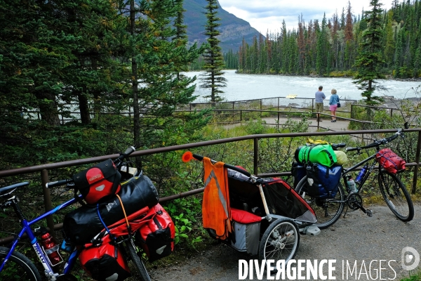 Glaciers, chutes, fleuves et lacs dans les Rocheuses canadiennes