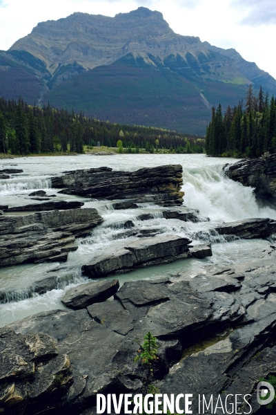 Glaciers, chutes, fleuves et lacs dans les Rocheuses canadiennes