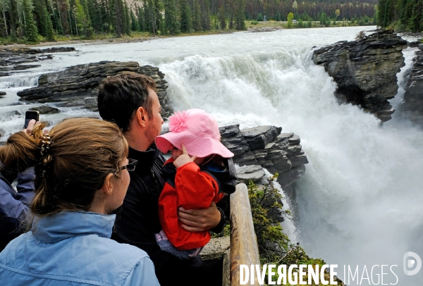 Glaciers, chutes, fleuves et lacs dans les Rocheuses canadiennes