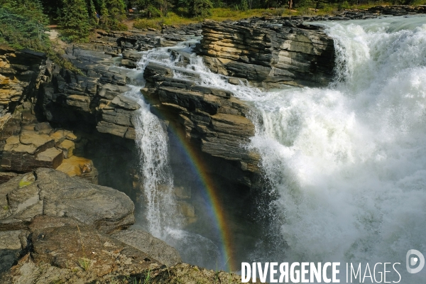 Glaciers, chutes, fleuves et lacs dans les Rocheuses canadiennes