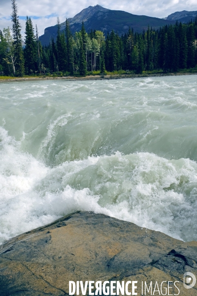 Glaciers, chutes, fleuves et lacs dans les Rocheuses canadiennes