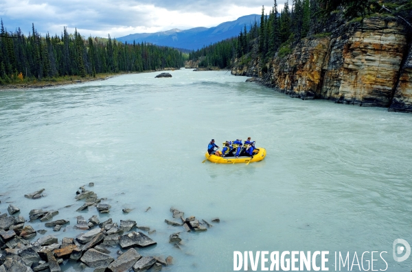 Glaciers, chutes, fleuves et lacs dans les Rocheuses canadiennes