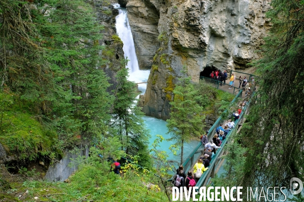 Glaciers, chutes, fleuves et lacs dans les Rocheuses canadiennes