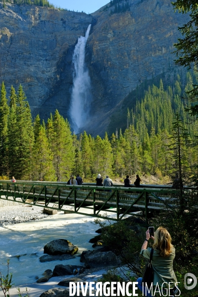 Glaciers, chutes, fleuves et lacs dans les Rocheuses canadiennes