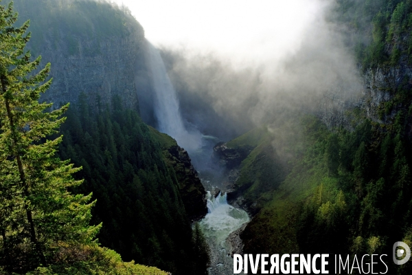 Glaciers, chutes, fleuves et lacs dans les Rocheuses canadiennes