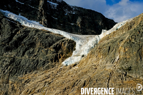 Glaciers, chutes, fleuves et lacs dans les Rocheuses canadiennes
