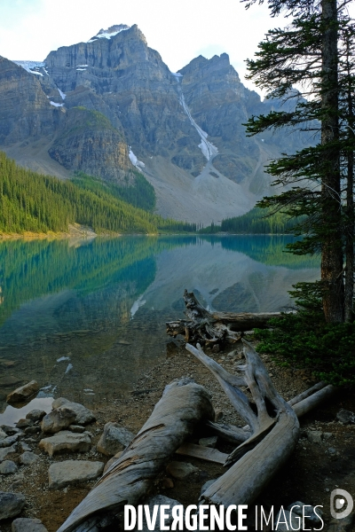 Glaciers, chutes, fleuves et lacs dans les Rocheuses canadiennes