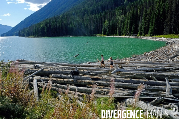 Glaciers, chutes, fleuves et lacs dans les Rocheuses canadiennes