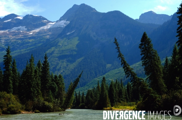 Glaciers, chutes, fleuves et lacs dans les Rocheuses canadiennes