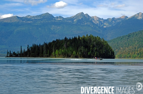 Glaciers, chutes, fleuves et lacs dans les Rocheuses canadiennes