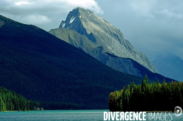 Glaciers, chutes, fleuves et lacs dans les Rocheuses canadiennes